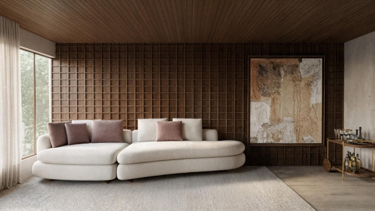 Sala de estar com sofá escultural e parede em treliçado de madeira